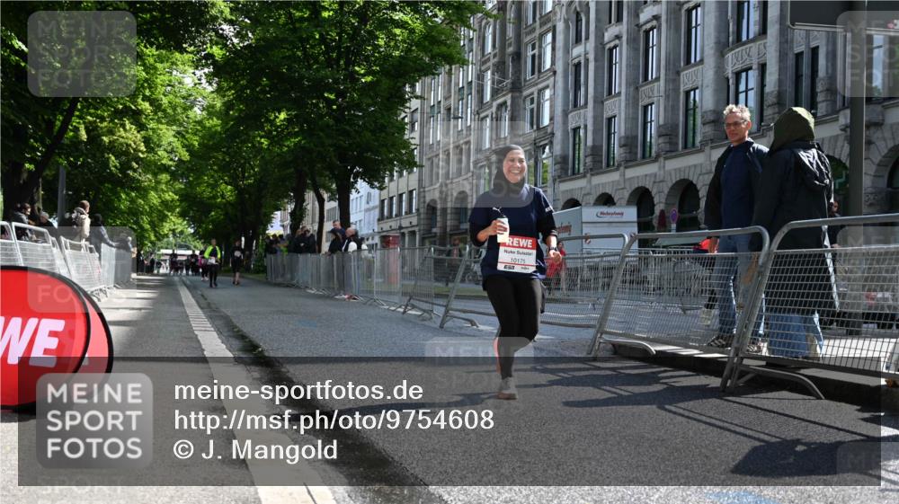 14.06.2026 - REWE Women's Run J. Mangold http://msf.ph/oto/9754608 14.06.2026 10:14:01 Ziel 10175, 10696, 11295 meine-sportfotos.de