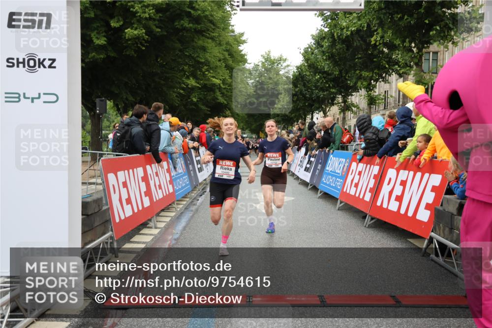 14.06.2026 - REWE Women's Run Strokosch-Dieckow http://msf.ph/oto/9754615 14.06.2026 09:48:09 Ziel 10273, 10274, 10489, 10752 meine-sportfotos.de