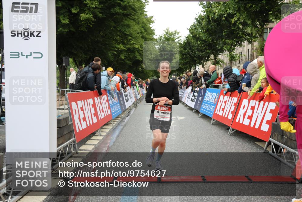 14.06.2026 - REWE Women's Run Strokosch-Dieckow http://msf.ph/oto/9754627 14.06.2026 09:48:04 Ziel 10274 meine-sportfotos.de