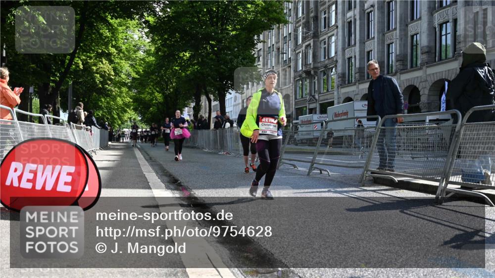 14.06.2026 - REWE Women's Run J. Mangold http://msf.ph/oto/9754628 14.06.2026 10:14:14 Ziel 10716, 10717, 11125 meine-sportfotos.de