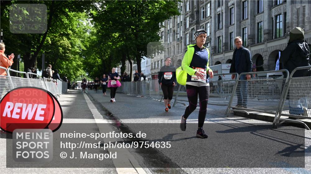 14.06.2026 - REWE Women's Run J. Mangold http://msf.ph/oto/9754635 14.06.2026 10:14:14 Ziel 10716, 10717, 11125 meine-sportfotos.de