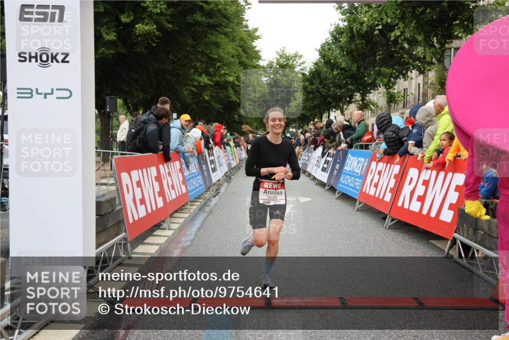14.06.2026 - REWE Women's Run Strokosch-Dieckow http://msf.ph/oto/9754641 14.06.2026 09:48:04 Ziel 10274 meine-sportfotos.de