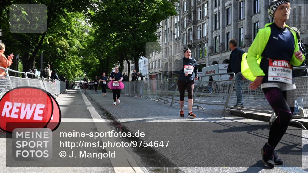 14.06.2026 - REWE Women's Run J. Mangold http://msf.ph/oto/9754647 14.06.2026 10:14:15 Ziel 10716, 10717, 11125 meine-sportfotos.de