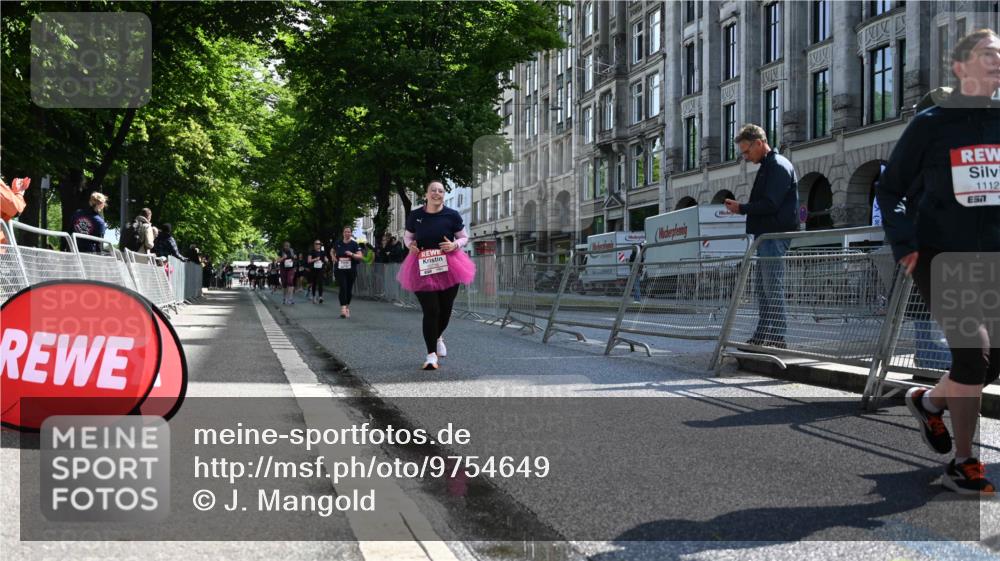 14.06.2026 - REWE Women's Run J. Mangold http://msf.ph/oto/9754649 14.06.2026 10:14:17 Ziel 10716, 10717, 11125 meine-sportfotos.de