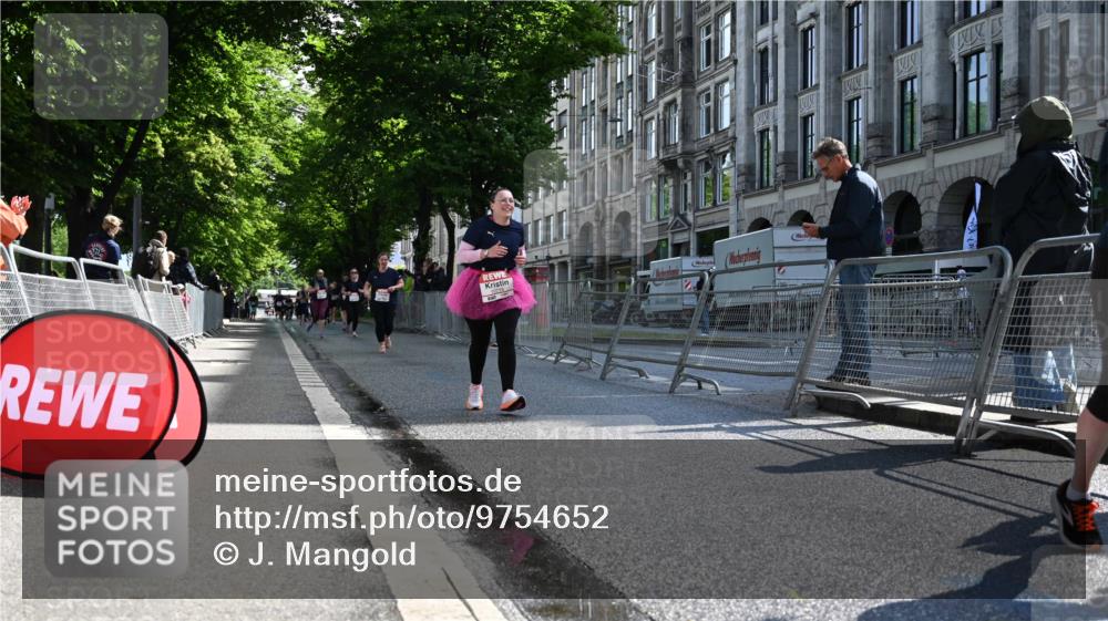 14.06.2026 - REWE Women's Run J. Mangold http://msf.ph/oto/9754652 14.06.2026 10:14:17 Ziel 10716, 10717, 11125 meine-sportfotos.de