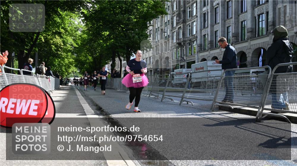 14.06.2026 - REWE Women's Run J. Mangold http://msf.ph/oto/9754654 14.06.2026 10:14:18 Ziel 10716, 10717, 11125 meine-sportfotos.de