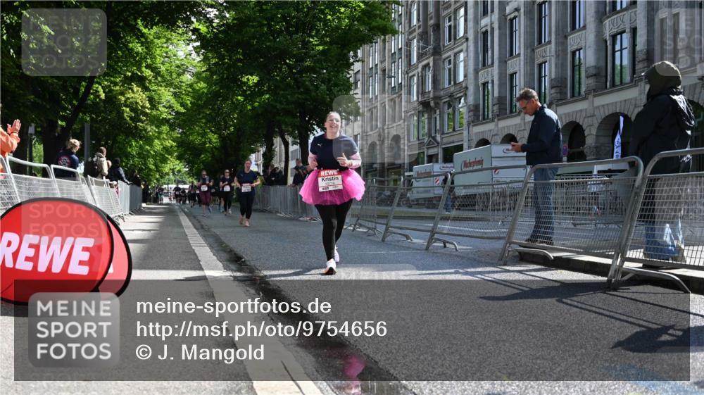 14.06.2026 - REWE Women's Run J. Mangold http://msf.ph/oto/9754656 14.06.2026 10:14:18 Ziel 10716, 10717, 11125 meine-sportfotos.de