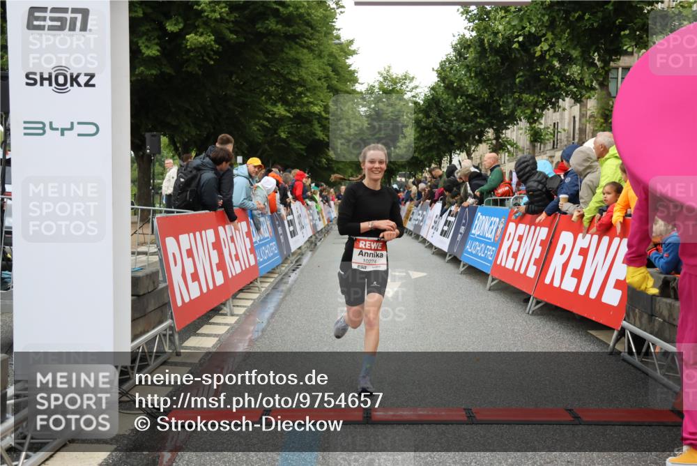 14.06.2026 - REWE Women's Run Strokosch-Dieckow http://msf.ph/oto/9754657 14.06.2026 09:48:04 Ziel 10274 meine-sportfotos.de