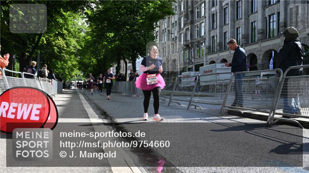 14.06.2026 - REWE Women's Run J. Mangold http://msf.ph/oto/9754660 14.06.2026 10:14:18 Ziel 10716, 10717, 11125 meine-sportfotos.de