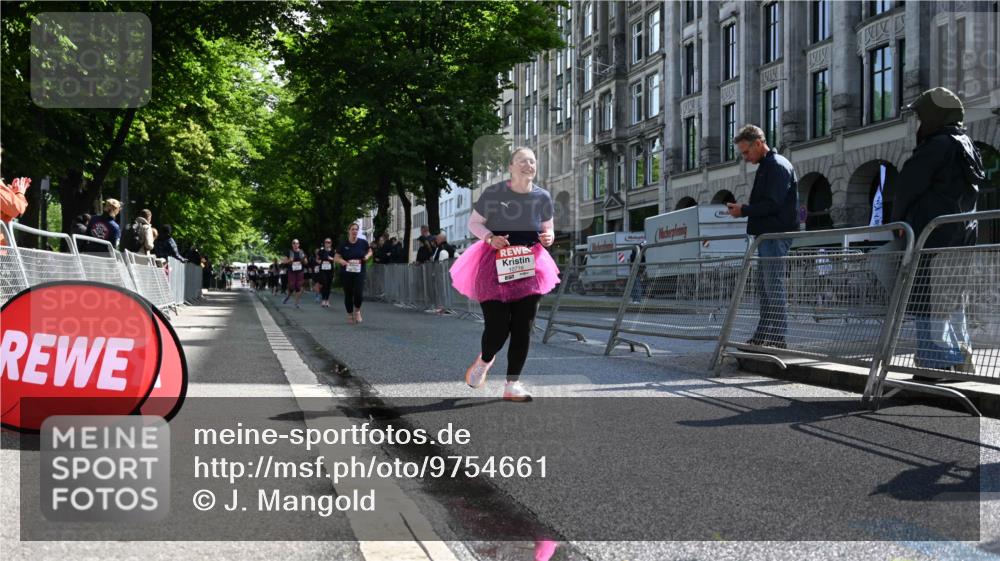 14.06.2026 - REWE Women's Run J. Mangold http://msf.ph/oto/9754661 14.06.2026 10:14:18 Ziel 10716, 10717, 11125 meine-sportfotos.de