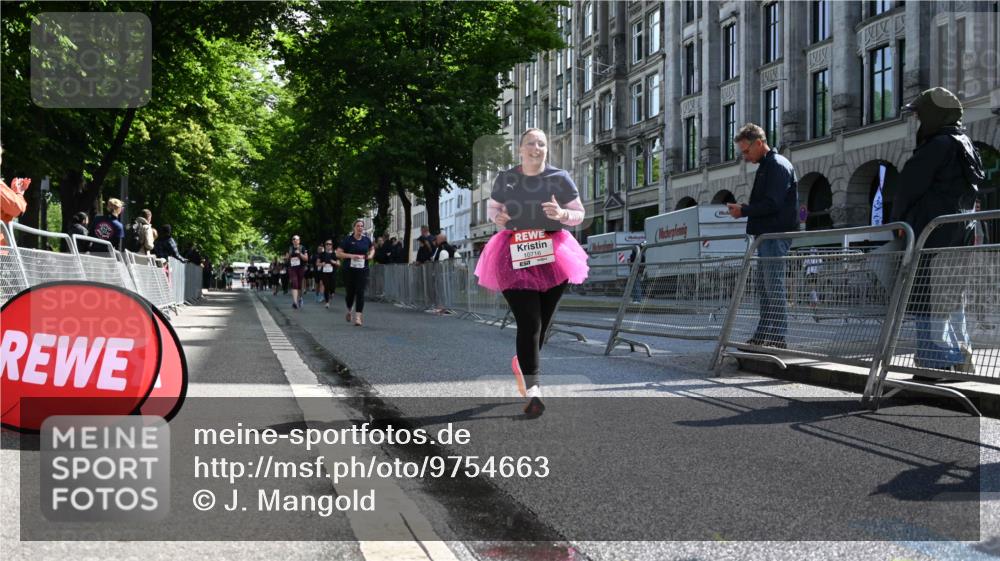 14.06.2026 - REWE Women's Run J. Mangold http://msf.ph/oto/9754663 14.06.2026 10:14:18 Ziel 10716, 10717, 11125 meine-sportfotos.de