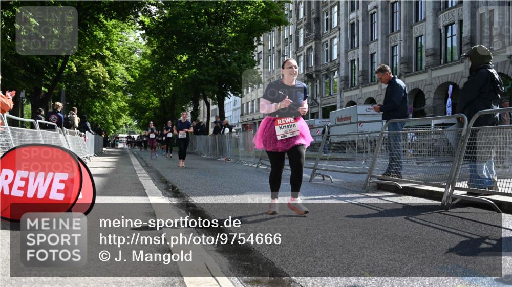 14.06.2026 - REWE Women's Run J. Mangold http://msf.ph/oto/9754666 14.06.2026 10:14:19 Ziel 10716, 10717, 11125, 11359 meine-sportfotos.de