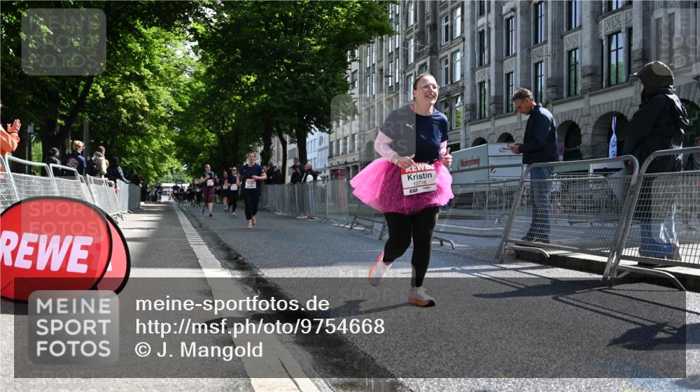 14.06.2026 - REWE Women's Run J. Mangold http://msf.ph/oto/9754668 14.06.2026 10:14:19 Ziel 10716, 10717, 11125, 11359 meine-sportfotos.de