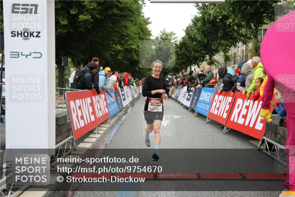 14.06.2026 - REWE Women's Run Strokosch-Dieckow http://msf.ph/oto/9754670 14.06.2026 09:48:04 Ziel 10274 meine-sportfotos.de