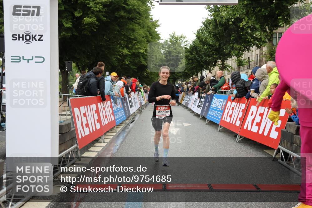 14.06.2026 - REWE Women's Run Strokosch-Dieckow http://msf.ph/oto/9754685 14.06.2026 09:48:04 Ziel 10274 meine-sportfotos.de