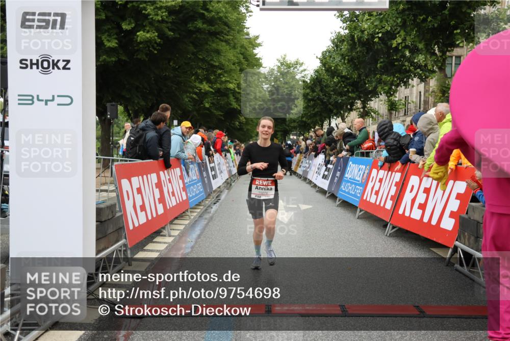 14.06.2026 - REWE Women's Run Strokosch-Dieckow http://msf.ph/oto/9754698 14.06.2026 09:48:04 Ziel 10274 meine-sportfotos.de
