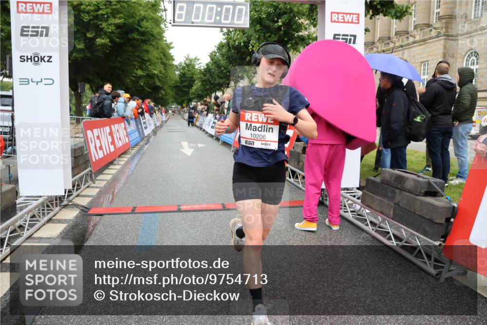 14.06.2026 - REWE Women's Run Strokosch-Dieckow http://msf.ph/oto/9754713 14.06.2026 09:47:44 Ziel 10120, 10206, 10790, 10808 meine-sportfotos.de