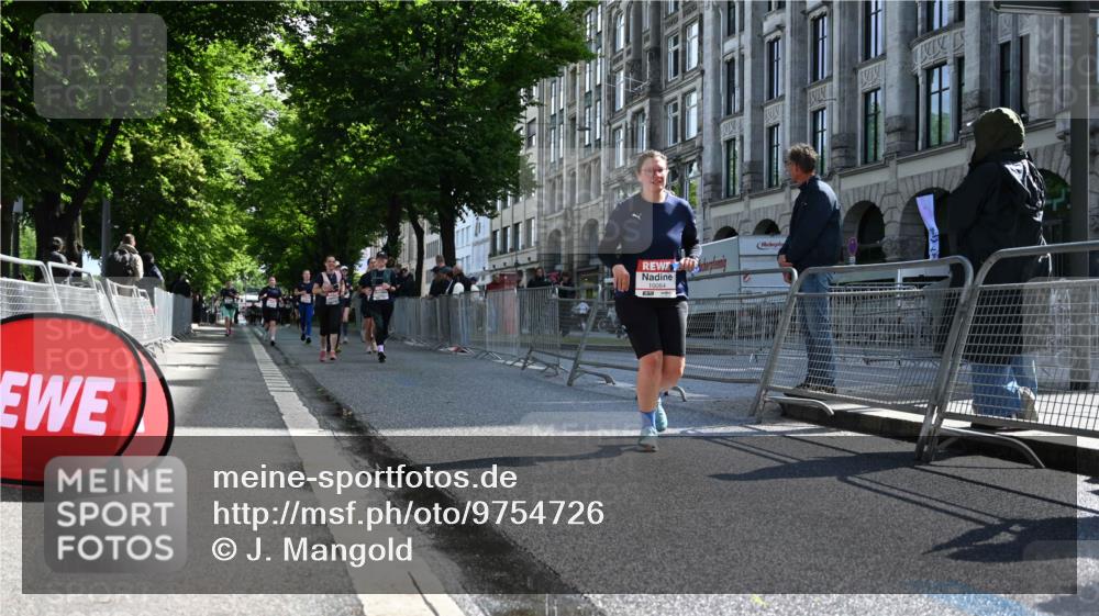 14.06.2026 - REWE Women's Run J. Mangold http://msf.ph/oto/9754726 14.06.2026 10:14:30 Ziel 10064, 10509, 10550, 11195, 11461 meine-sportfotos.de