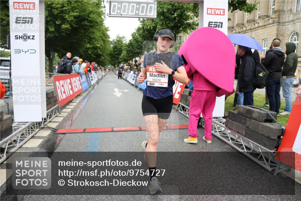 14.06.2026 - REWE Women's Run Strokosch-Dieckow http://msf.ph/oto/9754727 14.06.2026 09:47:44 Ziel 10120, 10206, 10790, 10808 meine-sportfotos.de