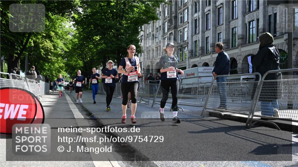 14.06.2026 - REWE Women's Run J. Mangold http://msf.ph/oto/9754729 14.06.2026 10:14:35 Ziel 10064, 10394, 10550, 10569, 10872, 10961, 10962, 11195, 11286 meine-sportfotos.de