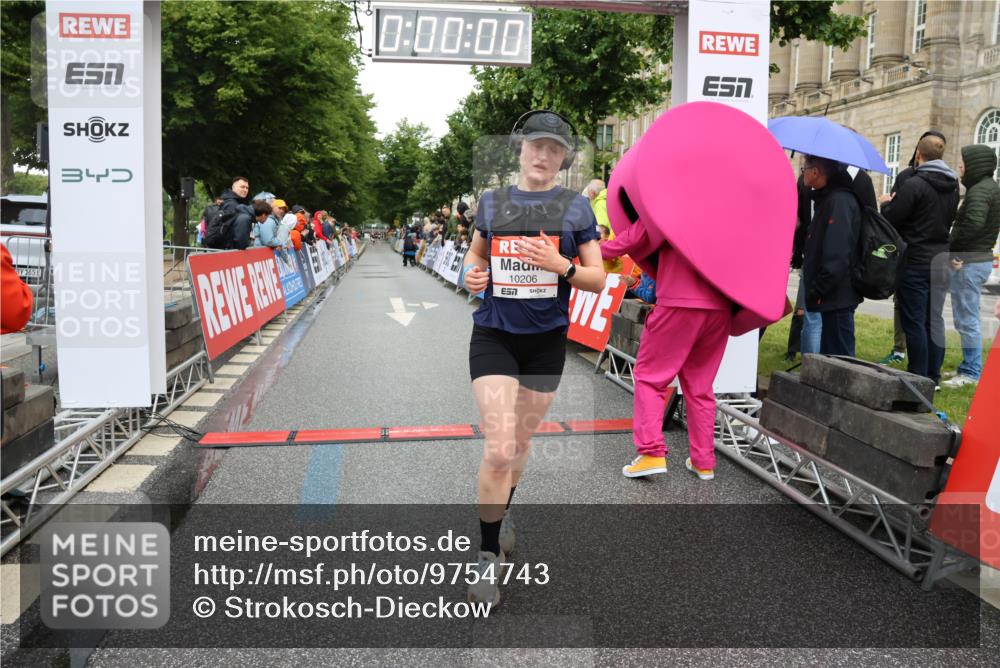 14.06.2026 - REWE Women's Run Strokosch-Dieckow http://msf.ph/oto/9754743 14.06.2026 09:47:44 Ziel 10120, 10206, 10790, 10808 meine-sportfotos.de