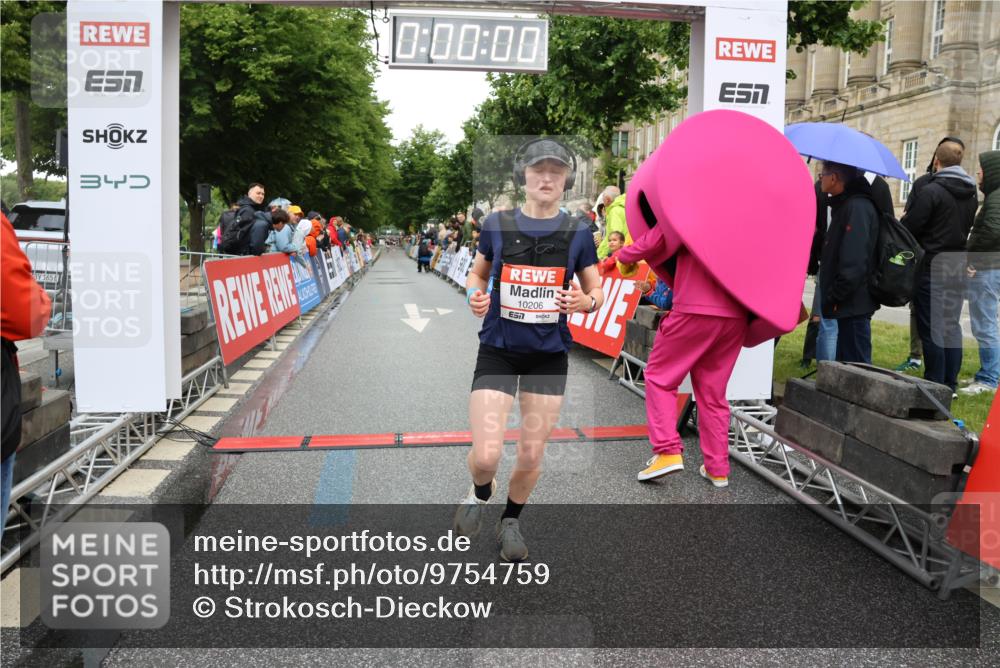 14.06.2026 - REWE Women's Run Strokosch-Dieckow http://msf.ph/oto/9754759 14.06.2026 09:47:44 Ziel 10120, 10206, 10790, 10808 meine-sportfotos.de