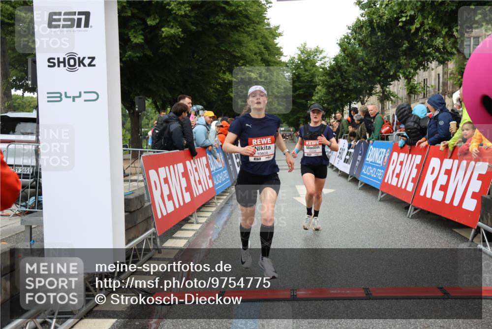 14.06.2026 - REWE Women's Run Strokosch-Dieckow http://msf.ph/oto/9754775 14.06.2026 09:47:42 Ziel 10081, 10120, 10206, 10790, 10808 meine-sportfotos.de