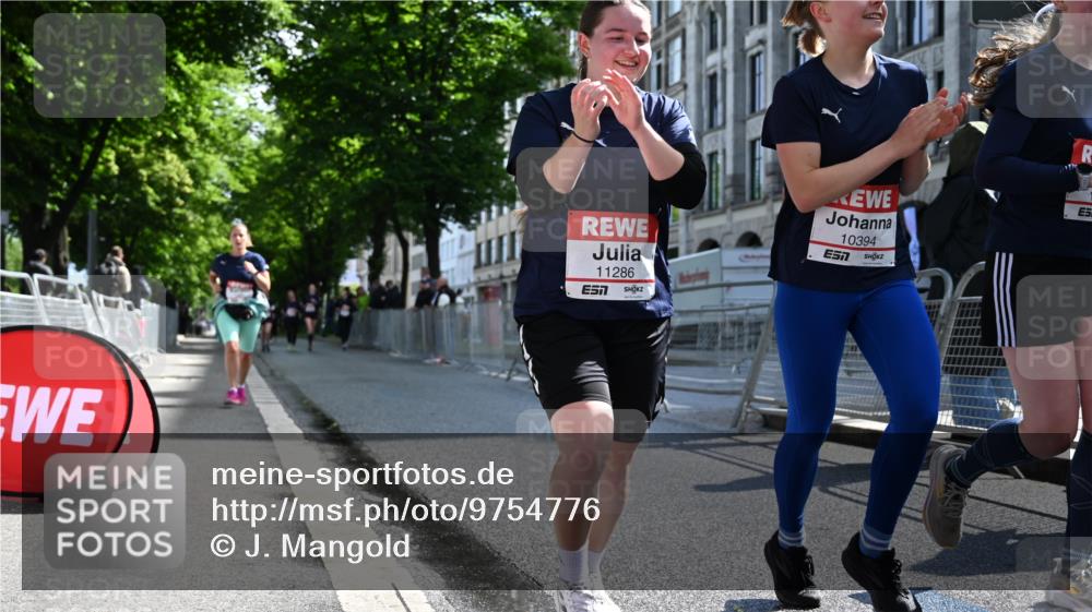 14.06.2026 - REWE Women's Run J. Mangold http://msf.ph/oto/9754776 14.06.2026 10:14:39 Ziel 10394, 10550, 10569, 10872, 10883, 10961, 10962, 11195, 11286 meine-sportfotos.de