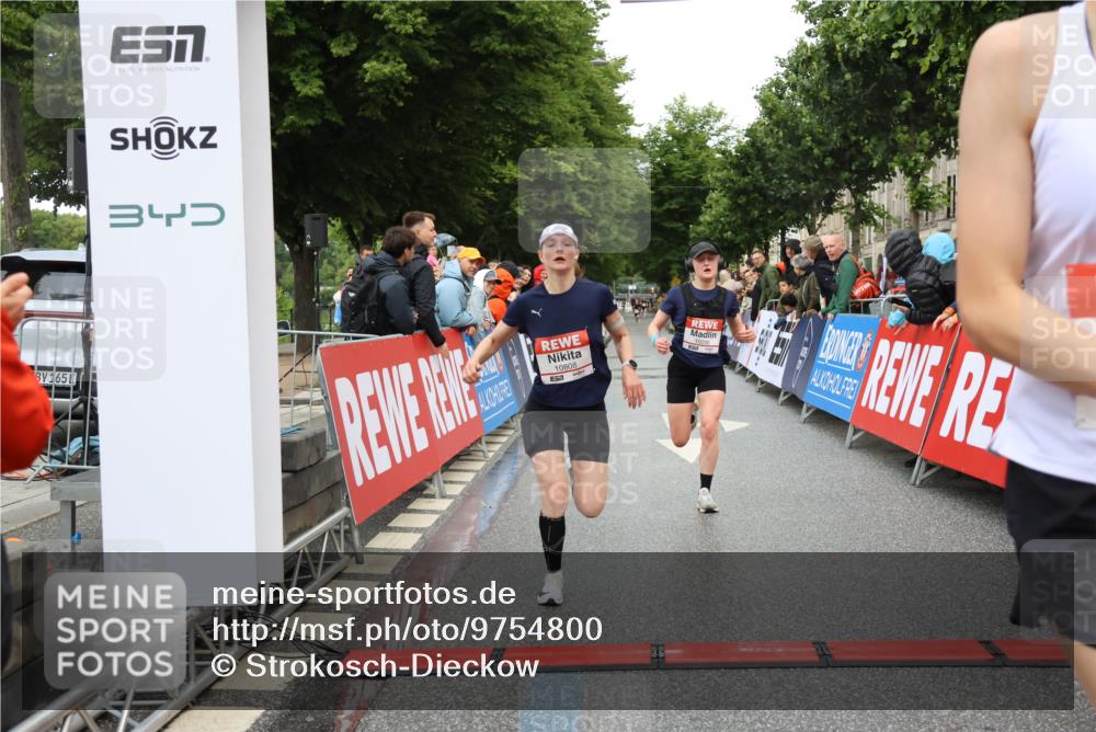 14.06.2026 - REWE Women's Run Strokosch-Dieckow http://msf.ph/oto/9754800 14.06.2026 09:47:42 Ziel 10081, 10120, 10206, 10790, 10808 meine-sportfotos.de