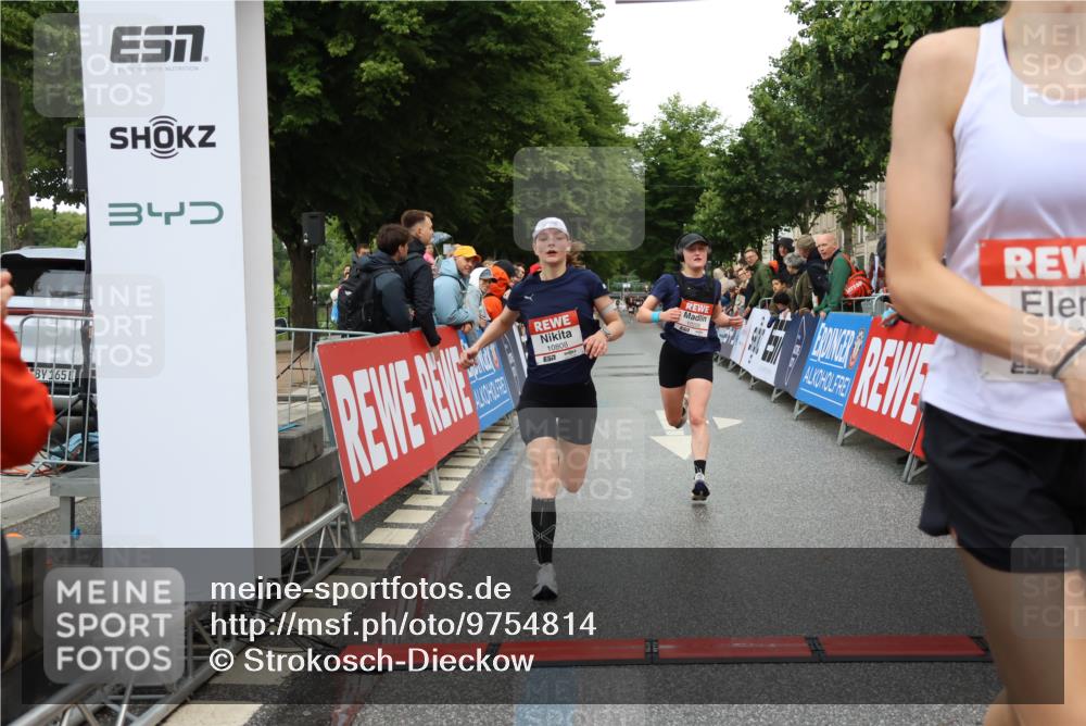 14.06.2026 - REWE Women's Run Strokosch-Dieckow http://msf.ph/oto/9754814 14.06.2026 09:47:42 Ziel 10081, 10120, 10206, 10790, 10808 meine-sportfotos.de