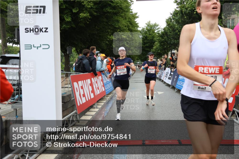 14.06.2026 - REWE Women's Run Strokosch-Dieckow http://msf.ph/oto/9754841 14.06.2026 09:47:42 Ziel 10081, 10120, 10206, 10790, 10808 meine-sportfotos.de