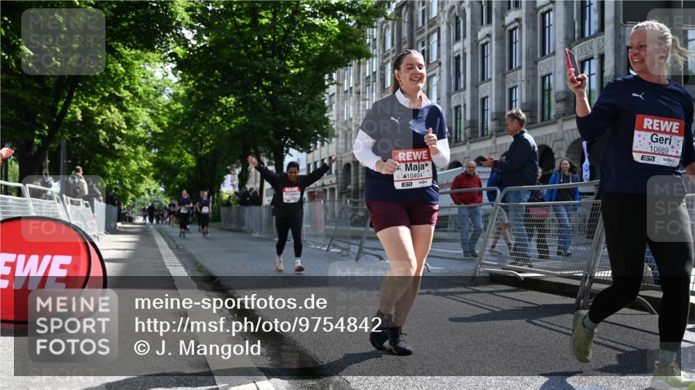 14.06.2026 - REWE Women's Run J. Mangold http://msf.ph/oto/9754842 14.06.2026 10:14:53 Ziel 10374, 10404, 10644, 10689, 11398 meine-sportfotos.de