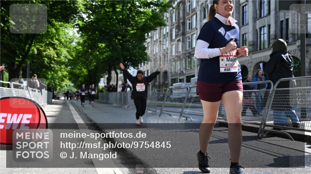 14.06.2026 - REWE Women's Run J. Mangold http://msf.ph/oto/9754845 14.06.2026 10:14:54 Ziel 10374, 10404, 10644, 10689, 11398 meine-sportfotos.de