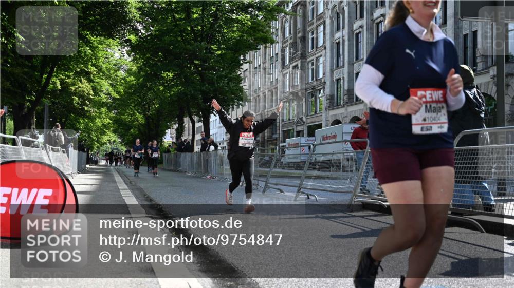 14.06.2026 - REWE Women's Run J. Mangold http://msf.ph/oto/9754847 14.06.2026 10:14:54 Ziel 10374, 10404, 10644, 10689, 11398 meine-sportfotos.de