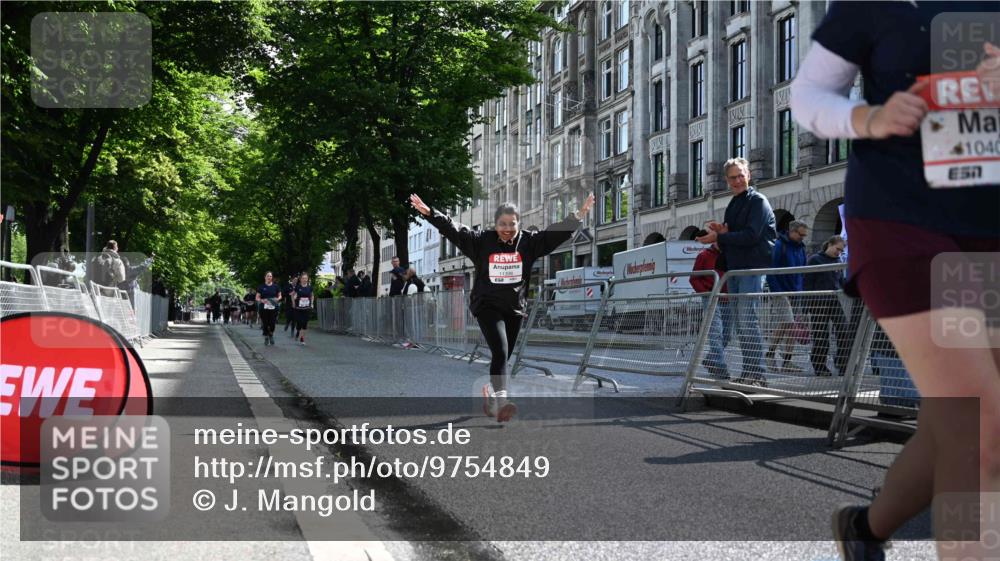 14.06.2026 - REWE Women's Run J. Mangold http://msf.ph/oto/9754849 14.06.2026 10:14:54 Ziel 10374, 10404, 10644, 10689, 11398 meine-sportfotos.de