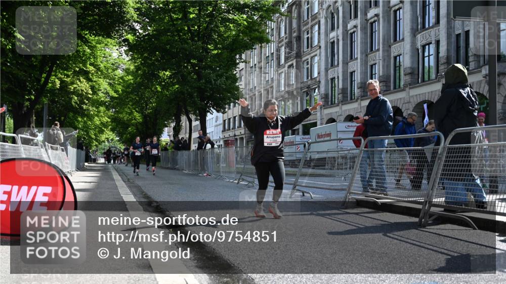 14.06.2026 - REWE Women's Run J. Mangold http://msf.ph/oto/9754851 14.06.2026 10:14:54 Ziel 10374, 10404, 10644, 10689, 11398 meine-sportfotos.de