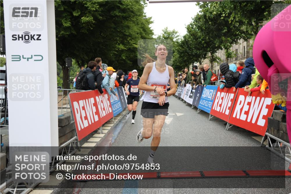 14.06.2026 - REWE Women's Run Strokosch-Dieckow http://msf.ph/oto/9754853 14.06.2026 09:47:41 Ziel 10081, 10120, 10206, 10790, 10808 meine-sportfotos.de