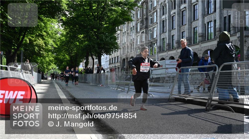 14.06.2026 - REWE Women's Run J. Mangold http://msf.ph/oto/9754854 14.06.2026 10:14:55 Ziel 10404, 10644, 10689, 11398 meine-sportfotos.de