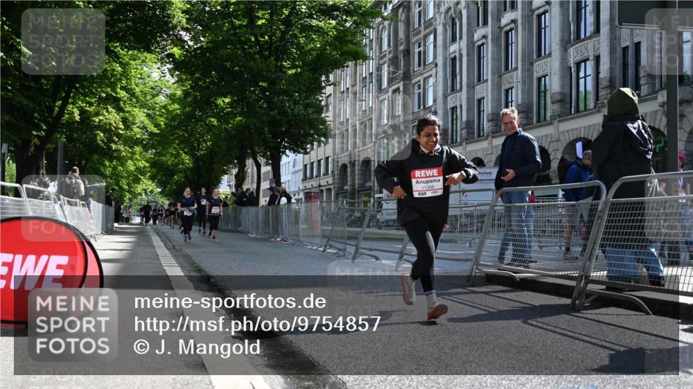 14.06.2026 - REWE Women's Run J. Mangold http://msf.ph/oto/9754857 14.06.2026 10:14:55 Ziel 10404, 10644, 10689, 11398 meine-sportfotos.de