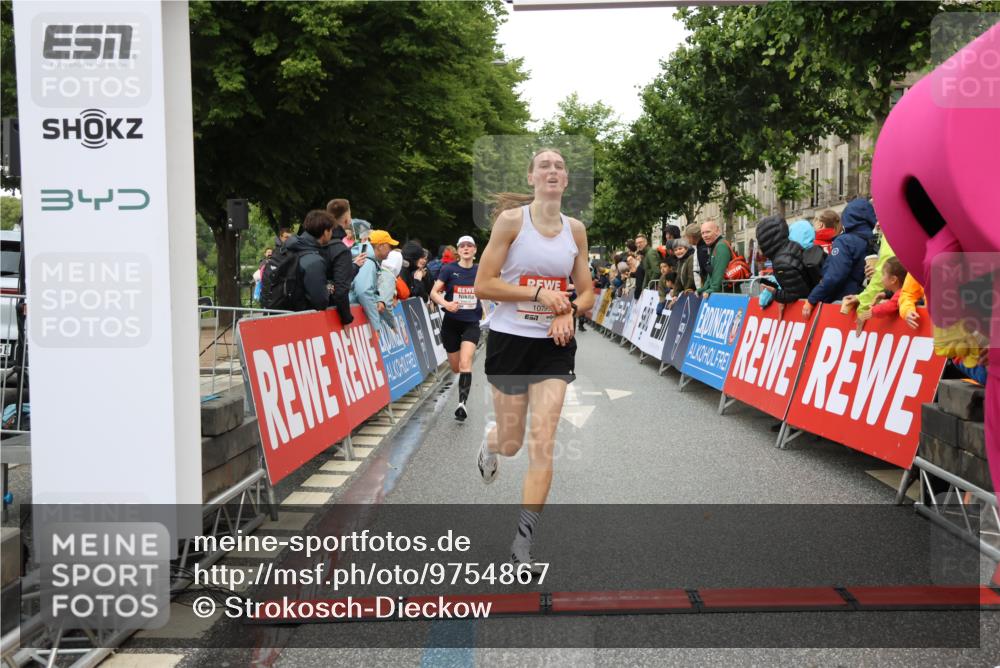 14.06.2026 - REWE Women's Run Strokosch-Dieckow http://msf.ph/oto/9754867 14.06.2026 09:47:41 Ziel 10081, 10120, 10206, 10790, 10808 meine-sportfotos.de