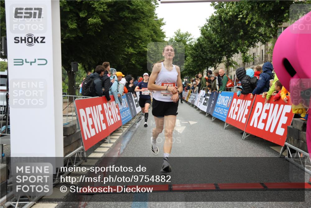 14.06.2026 - REWE Women's Run Strokosch-Dieckow http://msf.ph/oto/9754882 14.06.2026 09:47:41 Ziel 10081, 10120, 10206, 10790, 10808 meine-sportfotos.de