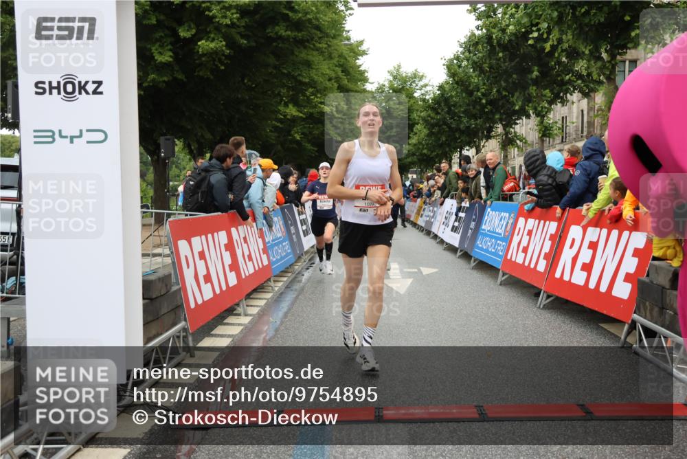 14.06.2026 - REWE Women's Run Strokosch-Dieckow http://msf.ph/oto/9754895 14.06.2026 09:47:41 Ziel 10081, 10120, 10206, 10790, 10808 meine-sportfotos.de