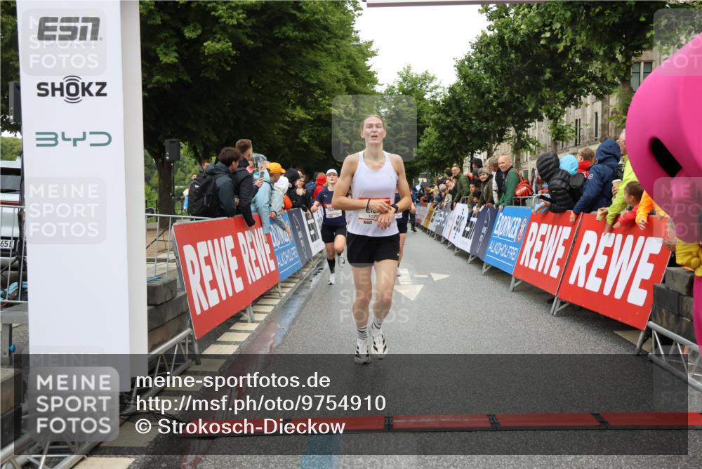 14.06.2026 - REWE Women's Run Strokosch-Dieckow http://msf.ph/oto/9754910 14.06.2026 09:47:41 Ziel 10081, 10120, 10206, 10790, 10808 meine-sportfotos.de