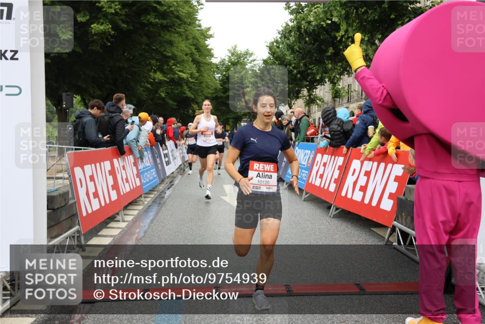 14.06.2026 - REWE Women's Run Strokosch-Dieckow http://msf.ph/oto/9754939 14.06.2026 09:47:39 Ziel 10081, 10118, 10120, 10206, 10790, 10808 meine-sportfotos.de