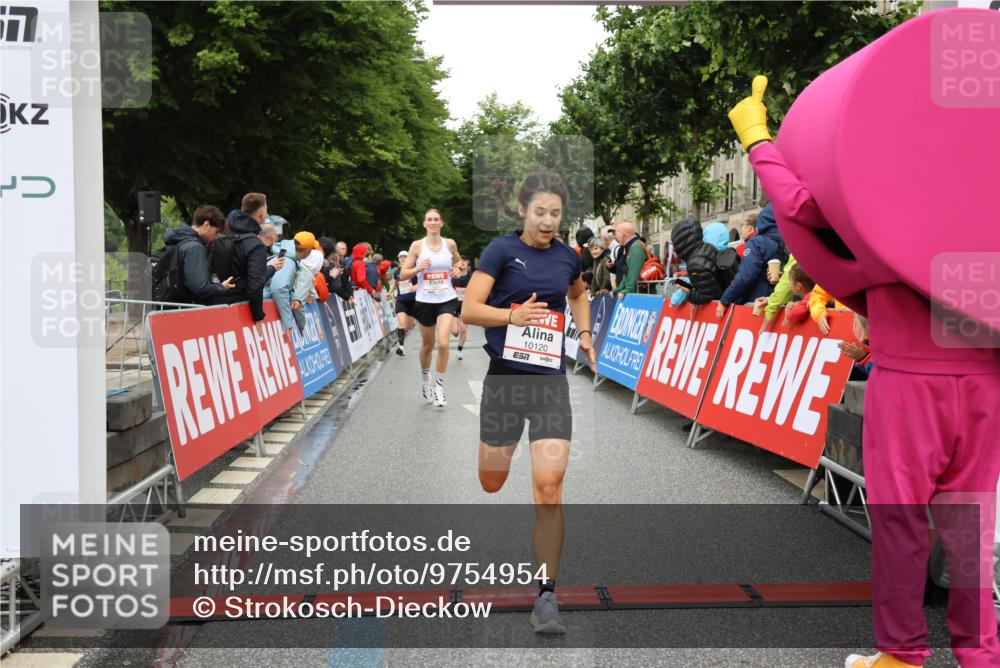 14.06.2026 - REWE Women's Run Strokosch-Dieckow http://msf.ph/oto/9754954 14.06.2026 09:47:39 Ziel 10081, 10118, 10120, 10206, 10790, 10808 meine-sportfotos.de