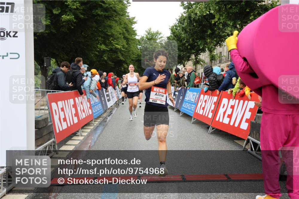 14.06.2026 - REWE Women's Run Strokosch-Dieckow http://msf.ph/oto/9754968 14.06.2026 09:47:39 Ziel 10081, 10118, 10120, 10206, 10790, 10808 meine-sportfotos.de