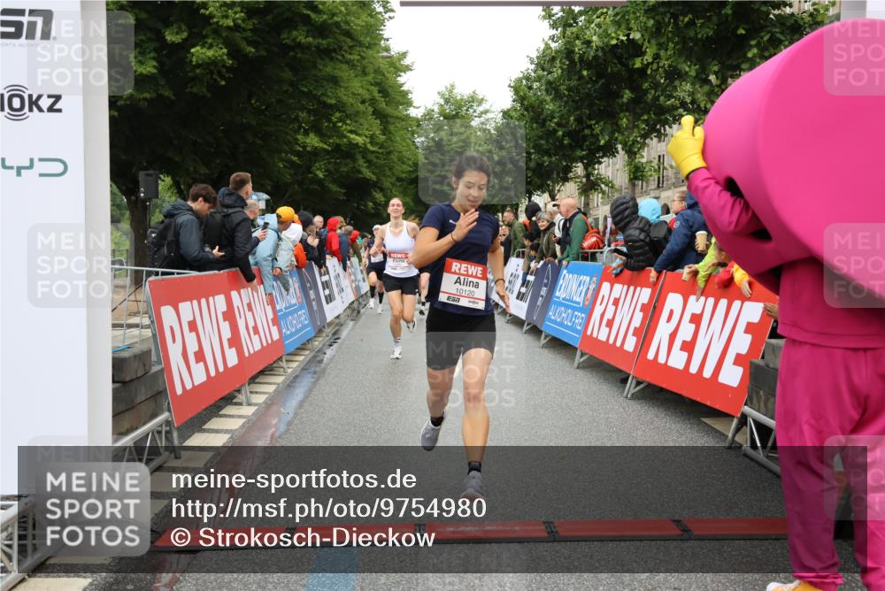 14.06.2026 - REWE Women's Run Strokosch-Dieckow http://msf.ph/oto/9754980 14.06.2026 09:47:39 Ziel 10081, 10118, 10120, 10206, 10790, 10808 meine-sportfotos.de