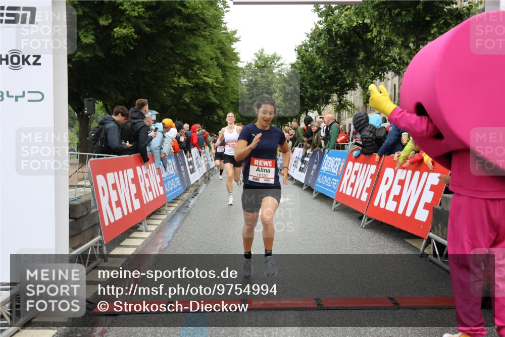 14.06.2026 - REWE Women's Run Strokosch-Dieckow http://msf.ph/oto/9754994 14.06.2026 09:47:39 Ziel 10081, 10118, 10120, 10206, 10790, 10808 meine-sportfotos.de