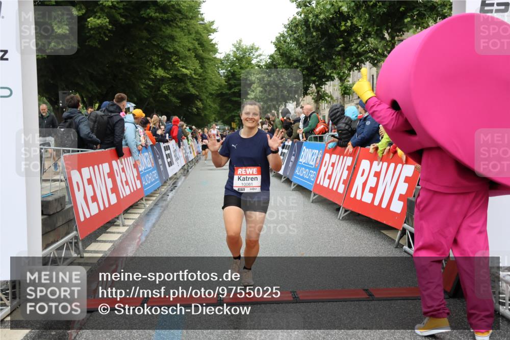 14.06.2026 - REWE Women's Run Strokosch-Dieckow http://msf.ph/oto/9755025 14.06.2026 09:47:34 Ziel 10081, 10118, 10488, 10994 meine-sportfotos.de