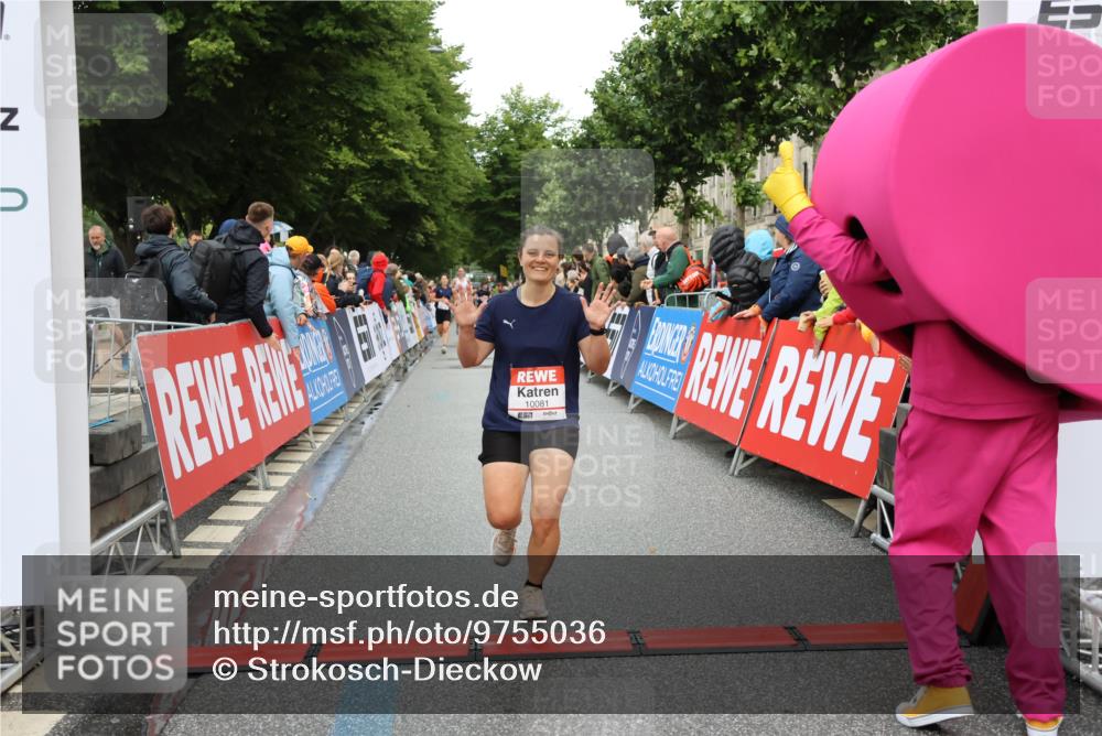 14.06.2026 - REWE Women's Run Strokosch-Dieckow http://msf.ph/oto/9755036 14.06.2026 09:47:34 Ziel 10081, 10118, 10488, 10994 meine-sportfotos.de